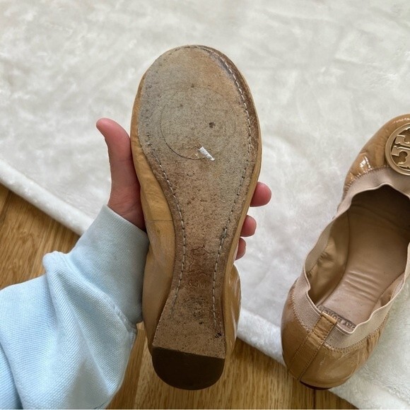 Tory Burch Patent Leather Caroline Ballet Flat Size 6 1/2 Nude Beige Designer - Picture 4 of 4